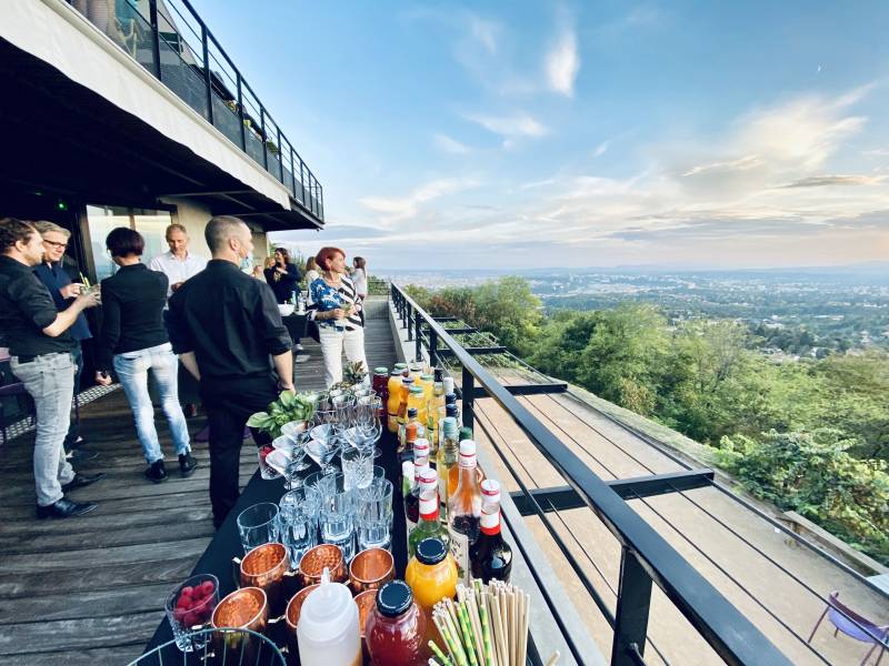 Démo cocktail, devenez barman grâce à l’atelier de mixologie participatif pour vos buffets d’entreprise à Lyon et sa région