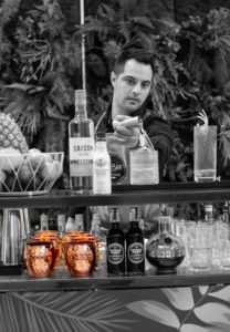 bartender servant cocktail à lyon