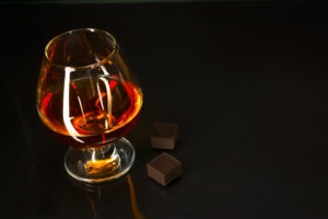 verre alcool avec carré de chocolat