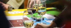 verres de vin sur table de jeu avec jetons caison